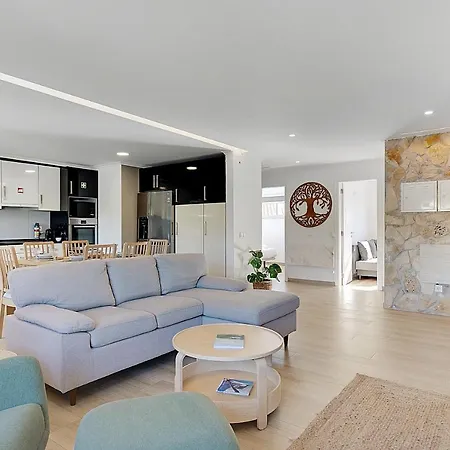 Casa Ferrera - Spacious Castle View Village Apt