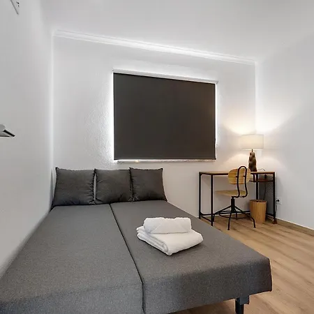 Casa Ferrera - Spacious Castle View Village Apt 公寓