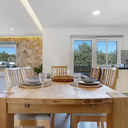 Casa Ferrera - Spacious Castle View Village Apt