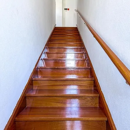 Casa Ferrera - Spacious Castle View Village Apt Apartment
